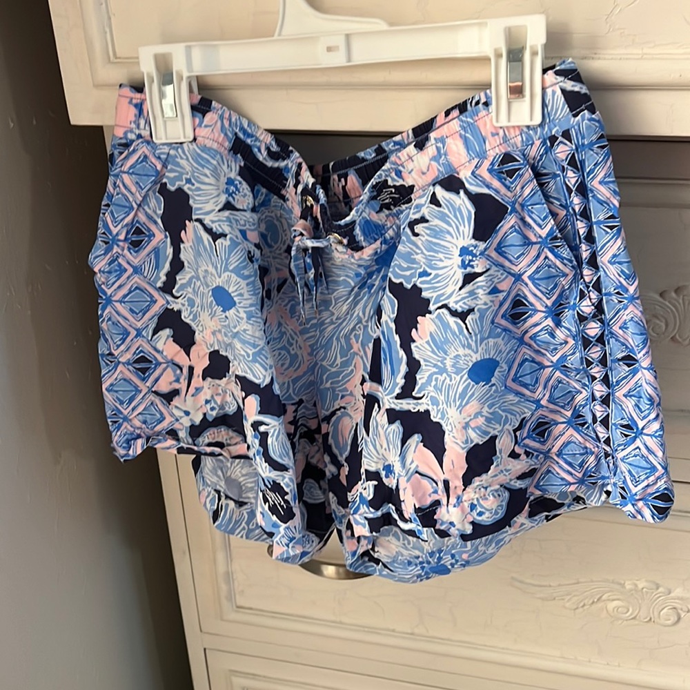 Lilly Pulitzer Bermuda shorts size medium. EUC